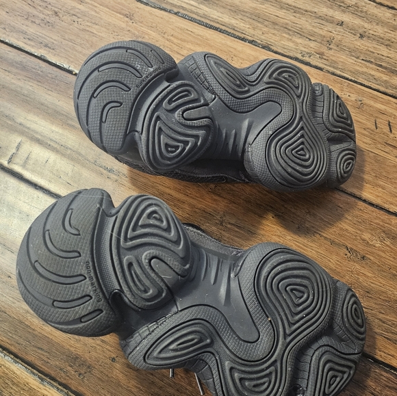 Yeezy running shoes size 4 youth - Picture 3 of 3